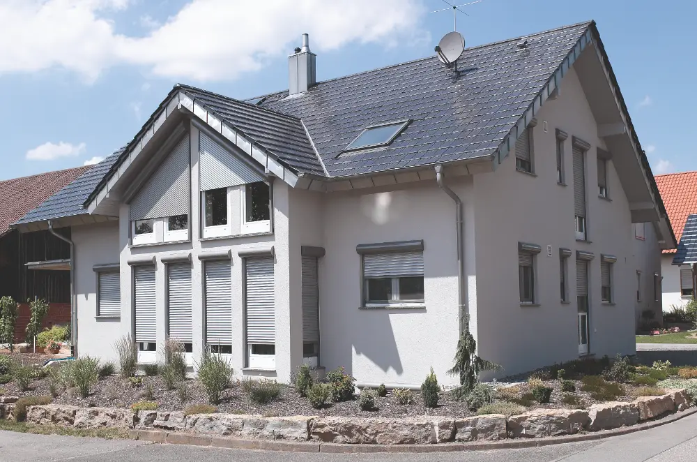 Haus mit Vorbaurollladen