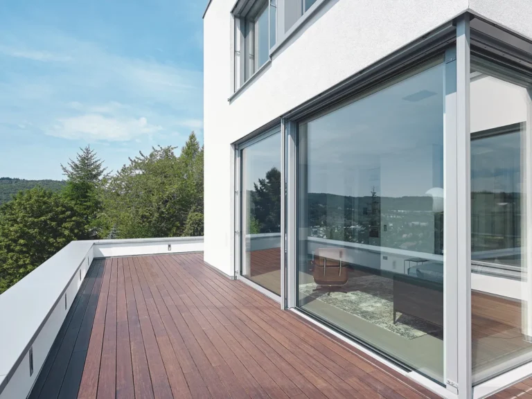 Aluminiumfenster mit Balkon