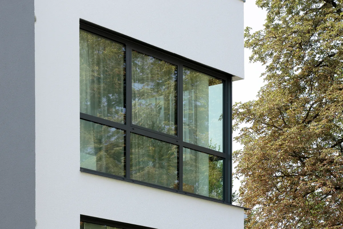 Aluminiumfenster mit schwarzen Rahmen